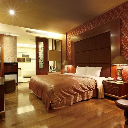 Treasure Island Motel - Fengshan Kaohsiung Zewnętrze zdjęcie